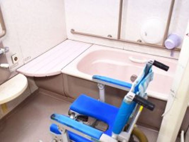 車椅子対応の浴槽 浴室 車椅子対応の入浴設備です。安全かつ快適に利用できる設計になっています。