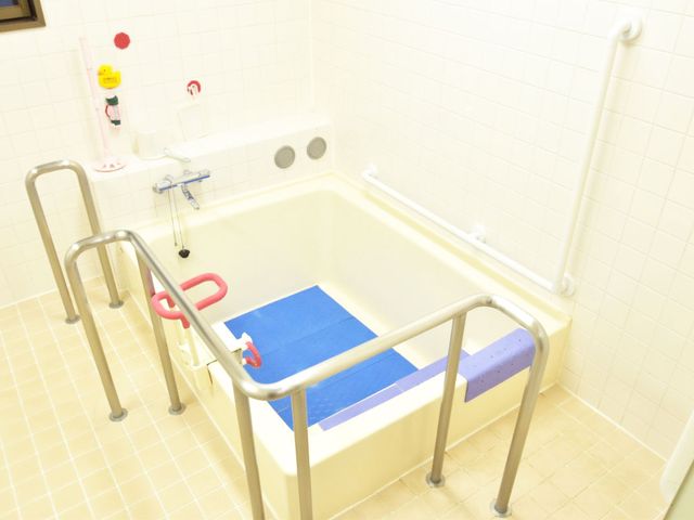 高齢者向け浴槽 浴室 安全に配慮された浴槽です。手すりが付き、入浴が楽になります。