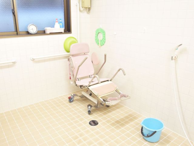 バリアフリーの浴室 浴室 車椅子利用者に配慮した設計で、安心して使える広めのシャワースペースです。心地よさを重視しています。