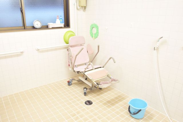 バリアフリーの浴室 浴室 車椅子利用者に配慮した設計で、安心して使える広めのシャワースペースです。心地よさを重視しています。