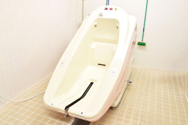 自動入浴装置の浴室 浴室 安全性を考慮した自動入浴装置があります。快適に働ける環境が整っています。