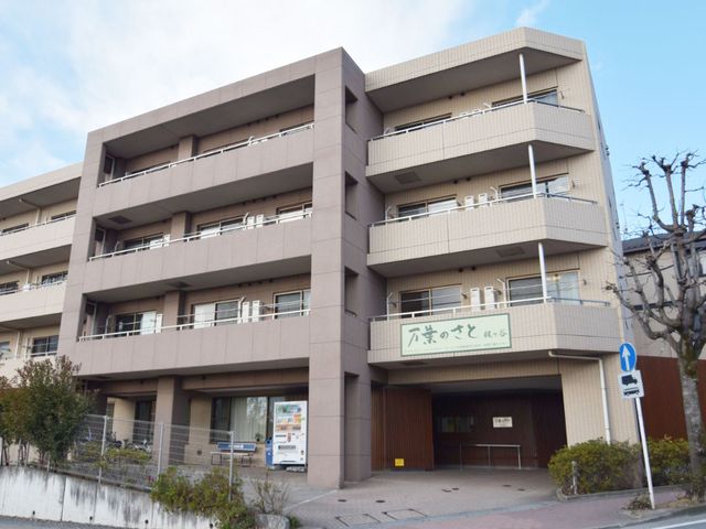 落ち着いた外観の建物 外観 建物は落ち着いた色調で、職場環境として安心感を与えます。