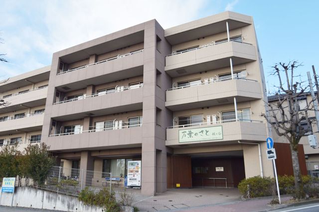 落ち着いた外観の建物 外観 建物は落ち着いた色調で、職場環境として安心感を与えます。