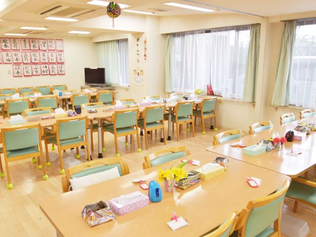明るい食堂の室内 食堂 自然光がたっぷり入る明るい食事スペースです。広々としたテーブル配置で快適に過ごせます。