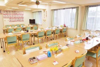 明るい食堂の室内