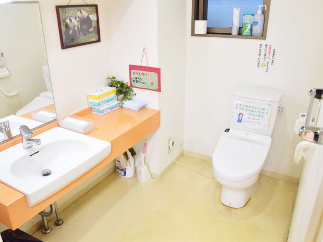 清潔感のあるトイレ トイレ 手すり付きの広々としたトイレは、サポートが必要な方にも安心して利用できます。