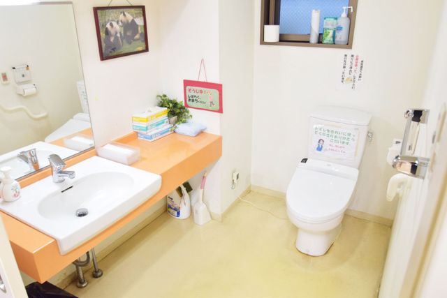 清潔感のあるトイレ トイレ 手すり付きの広々としたトイレは、サポートが必要な方にも安心して利用できます。