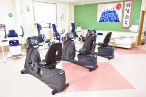 運動器具が並ぶ室内