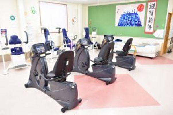 運動器具が並ぶ室内