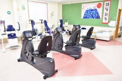 運動器具が並ぶ室内