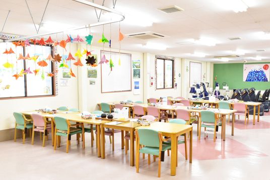 色とりどりの椅子のある室内