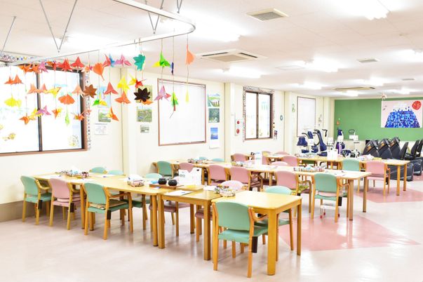 色とりどりの椅子のある室内