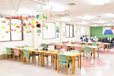 色とりどりの椅子のある室内