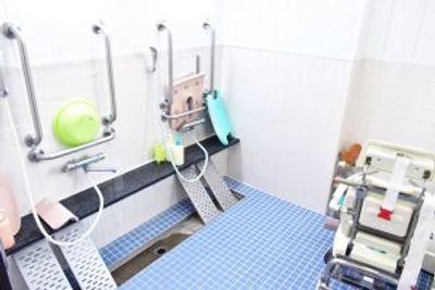 清潔で安全な設備の浴室