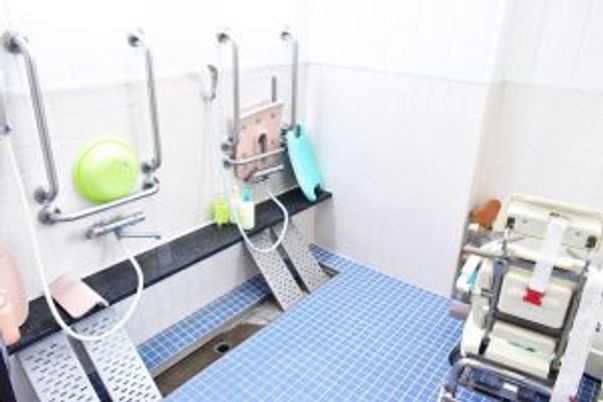 清潔で安全な設備の浴室