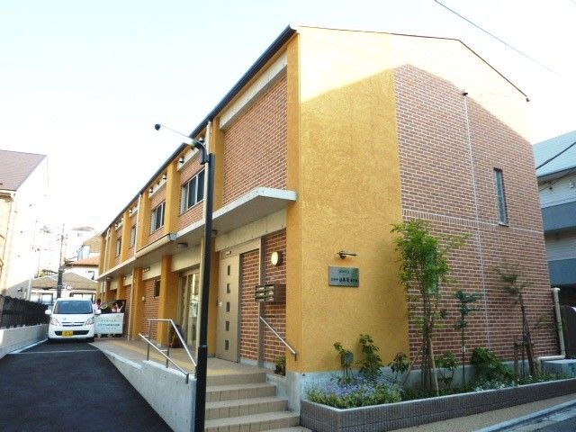 優雅で暖かな外観 外観 やさしい色合いの外観は、穏やかな雰囲気を演出しています。周囲に緑も豊富です。