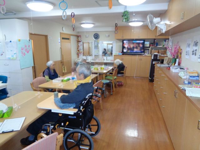明るい共用スペース リビング 広々としたリビングでは、車椅子の方も快適に利用できるデザインになっています。明るい雰囲気で、居心地の良さを感じられます。