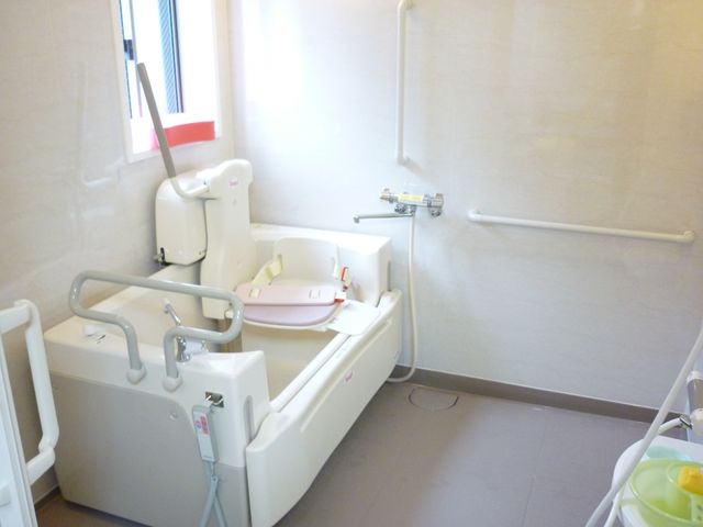 快適な浴室 浴室 明るい空間で安全に利用できる特別な浴槽があります。手すりも併設され、安心して介助が可能です。