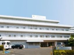 白い多階建ての大きな建物
