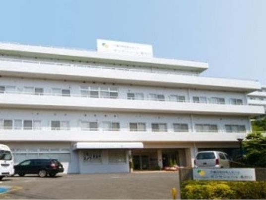 白い建物の広い外観