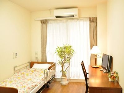 明るい個室の居室