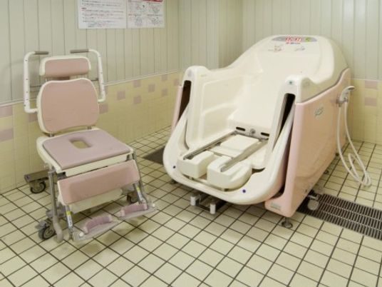 バリアフリー設計の浴室