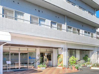 白い建物の外観