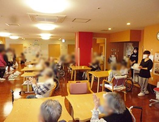 椅子とテーブルのある共有スペース
