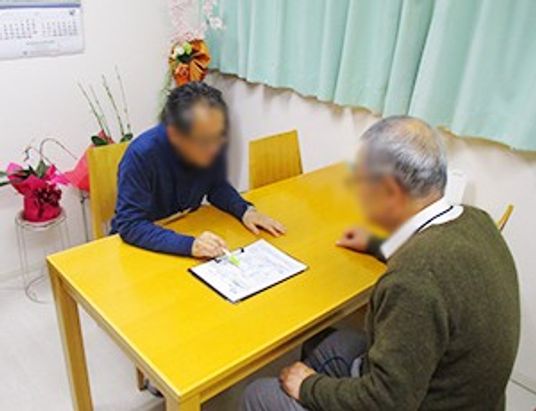 相談する二人のテーブル