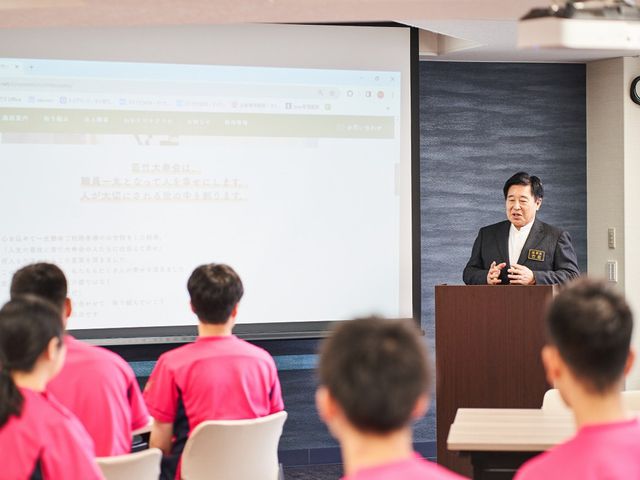 プレゼンテーション風景 多目的室 講義が行われ、学びの機会が広がります。介護の現場で必要な知識を身に付ける場です。