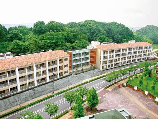 緑豊かな建物外観  