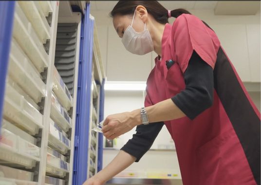 薬剤管理を行う女性