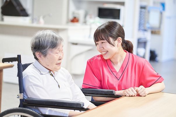 スタッフと利用者がお話しする様子