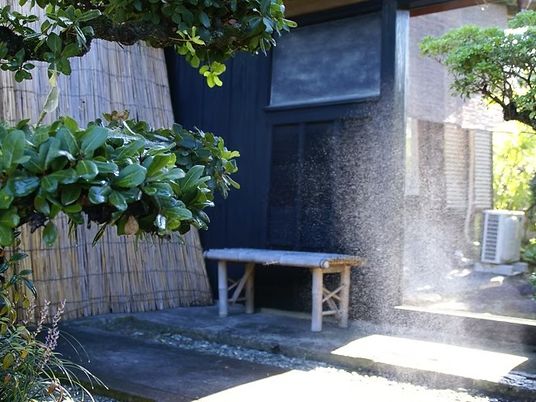 静かな中庭の縁台  