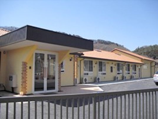 シンプルな外観の建物