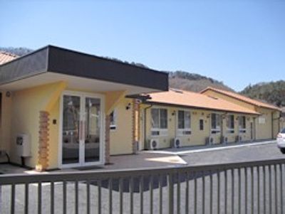 シンプルな外観の建物