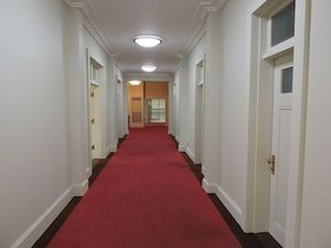 赤い絨毯の廊下  