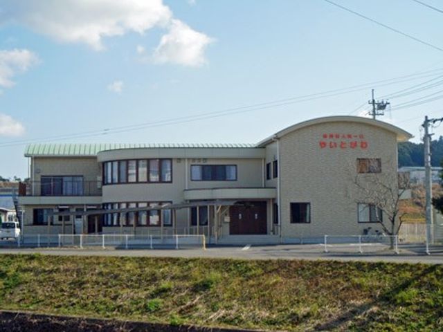 介護施設の外観 外観   落ち着いた色合いの建物外観で、窓が多く明るい印象です。前面にはゆとりがあり、出入りしやすそうです。