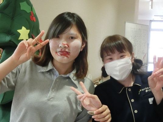 仮装するスタッフの室内  