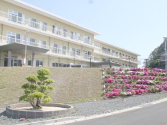 外観と花壇のある建物前