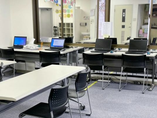 パソコンが並ぶ訓練室  