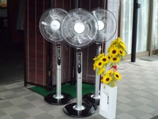 扇風機が並ぶ玄関先  