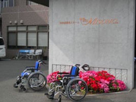 車椅子と花壇の外観  