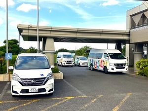 送迎車が並ぶ外観  