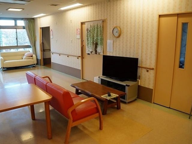 自然光の入る共用スペース ラウンジ 広々としたラウンジでは、窓からの自然光で明るく、リラックスした雰囲気でくつろげます。
