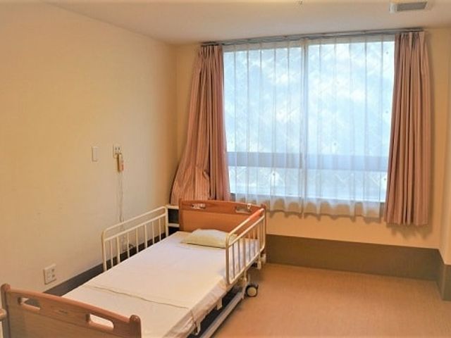 広々とした居室 居室 明るい光が差し込む居室は、快適に過ごすための空間が広がっています。