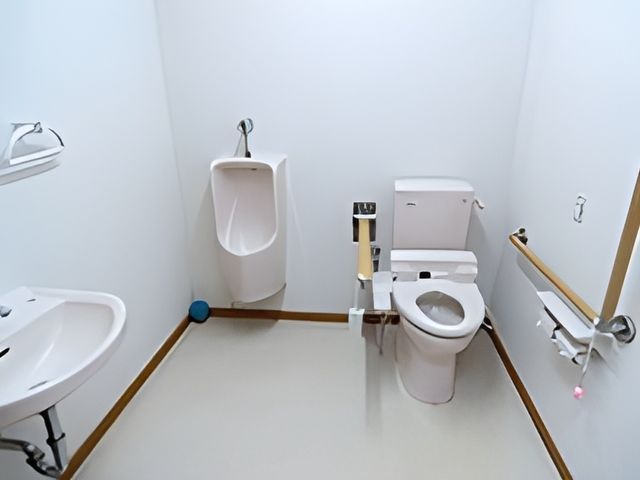 バリアフリーの清潔なトイレ トイレ 手すりが設置されたトイレは、安全に配慮された設計で、利用しやすい環境を提供しています。