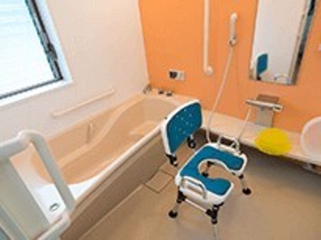 バリアフリーな浴室設備 浴室 安全な手すり完備のバリアフリー設計された明るい浴室です。利用者の快適さと自立を支える環境が整っています。