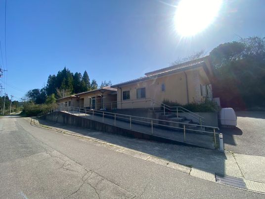 日差しが差し込む建物