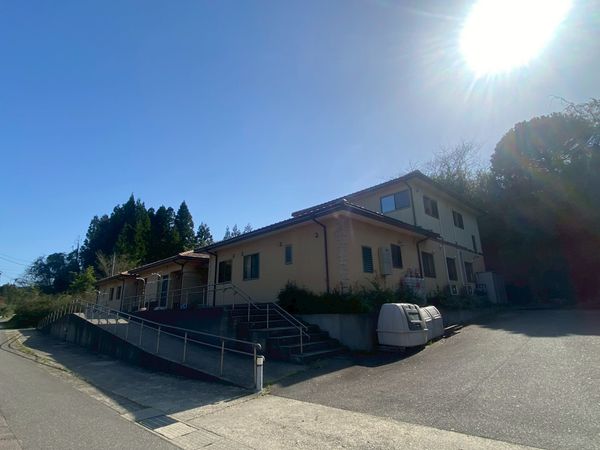 青空と木々が映える建物外観
